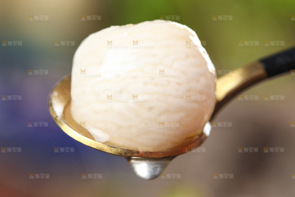 勺子上放着山竹果