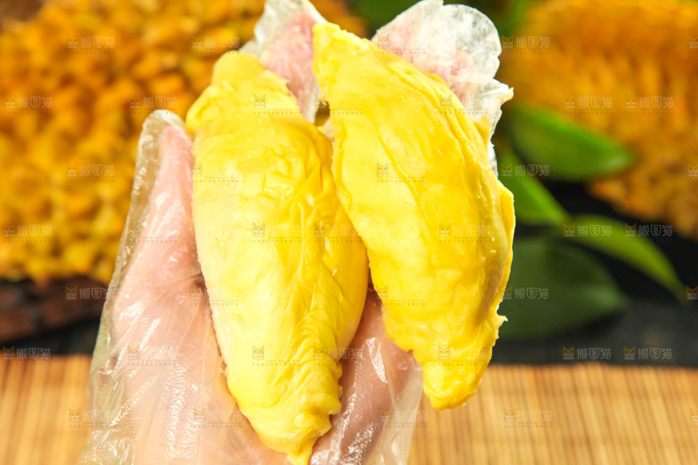 手里拿着泰国榴莲