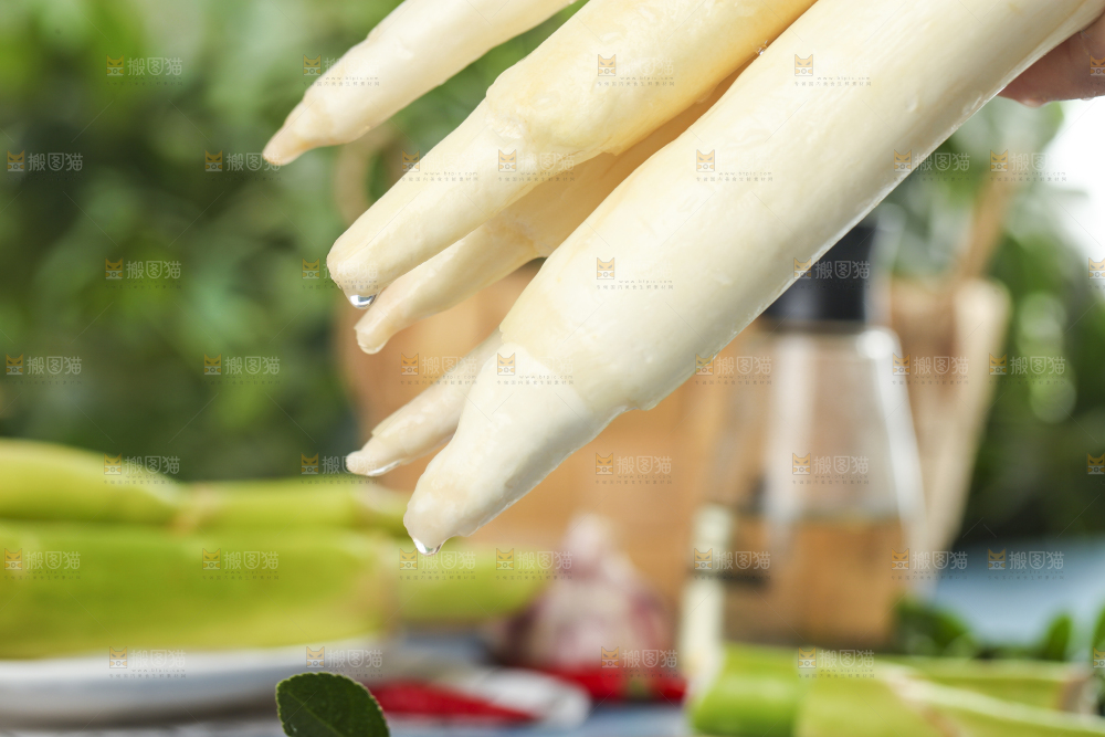 手里拿着农家茭白