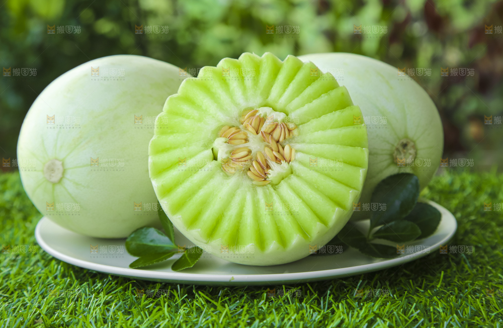 盘子里放着玉菇甜瓜