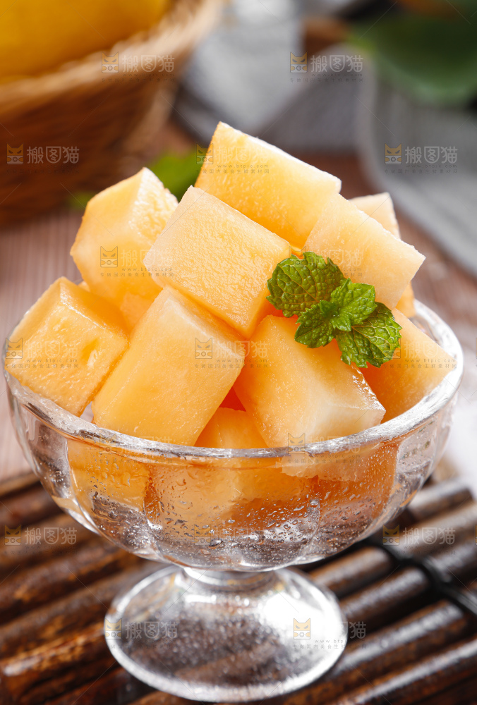 碟子里装着黄皮哈密瓜的果肉