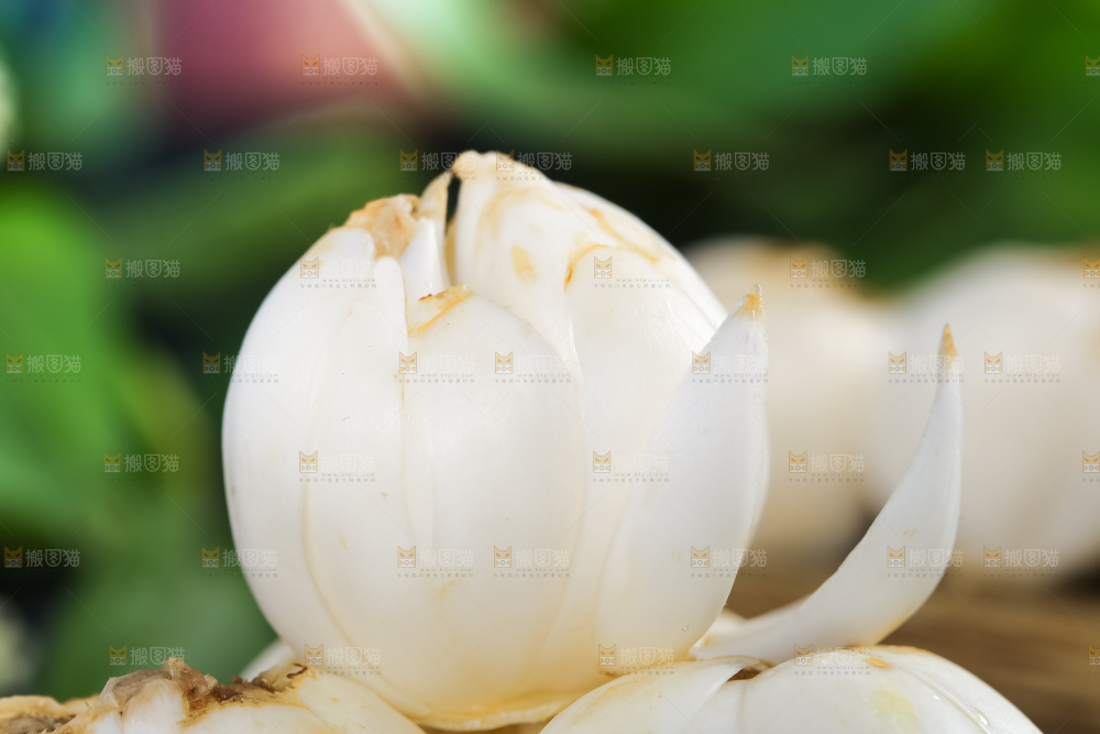 木板上摆放着鲜百合