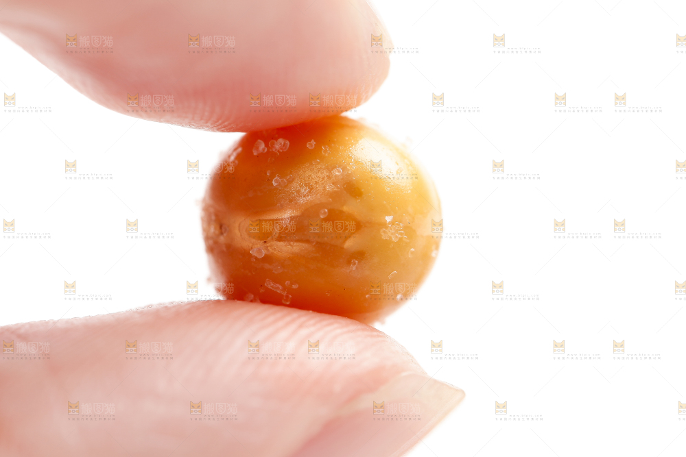 手里拿着脆黄金豆