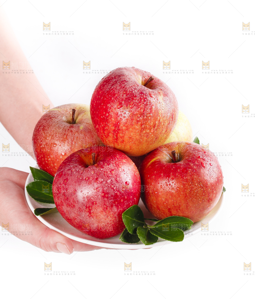 手里拿着红富士苹果