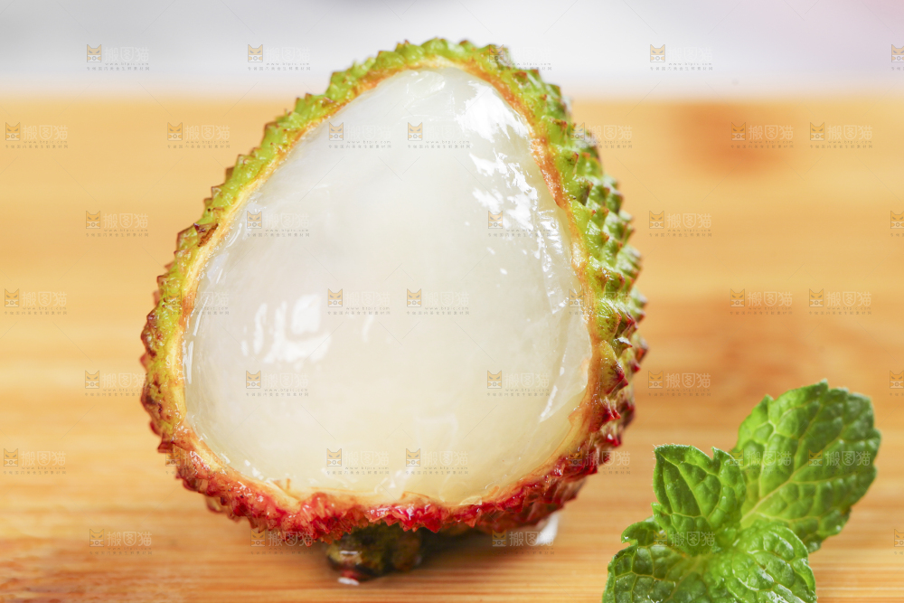 木板上放着荔枝