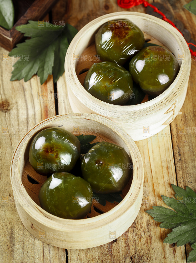 蒸笼里放着艾草青团