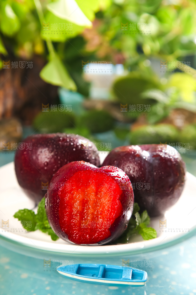 盘子里放着澳洲进口血丝李 