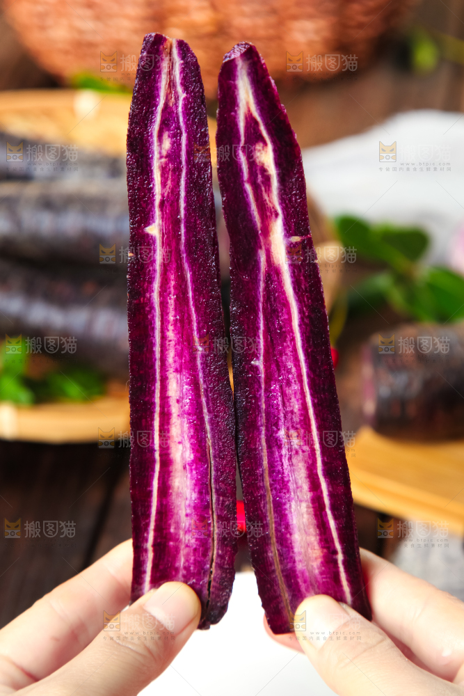 手里拿着紫玉萝