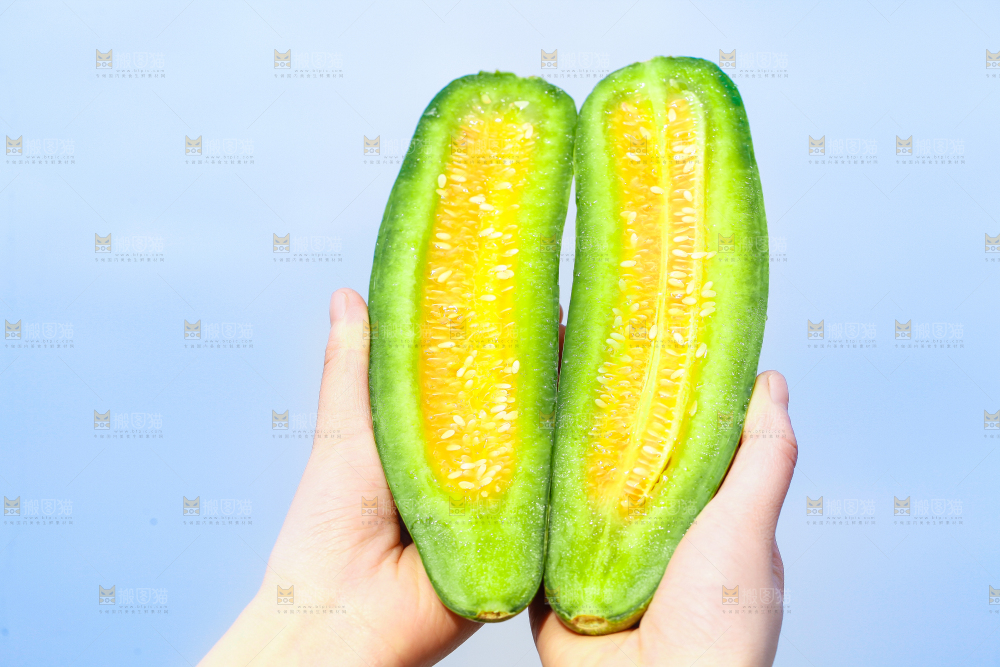 手里拿着羊角蜜甜瓜