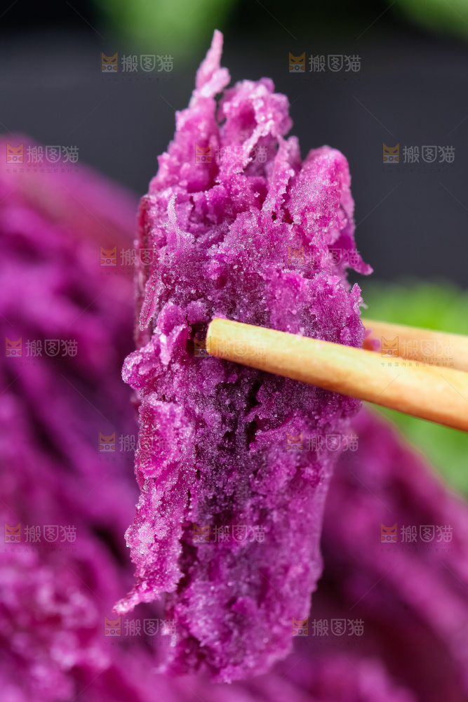 筷子夹着紫薯