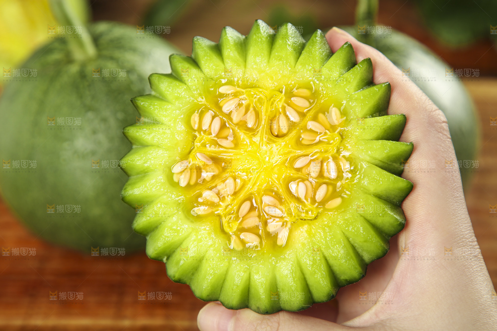 手里拿着绿宝石瓜