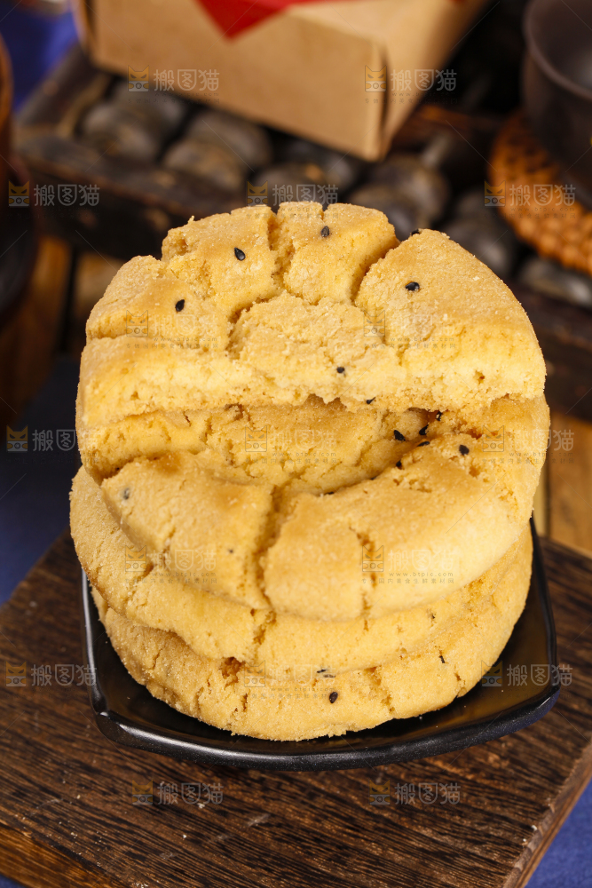 木底上放着桃酥饼干