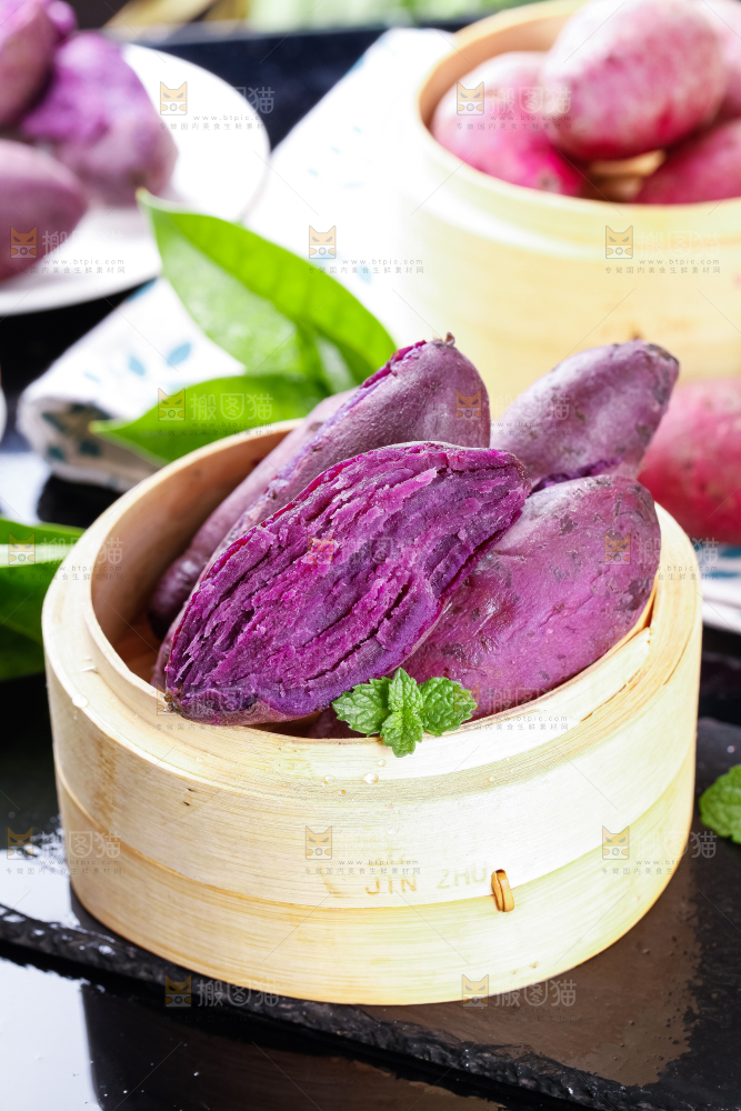 蒸笼里放着紫蜜薯