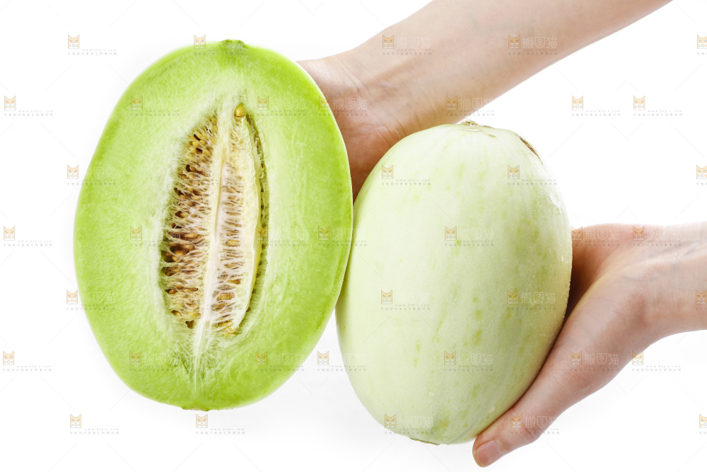 手里拿着玉菇蜜瓜