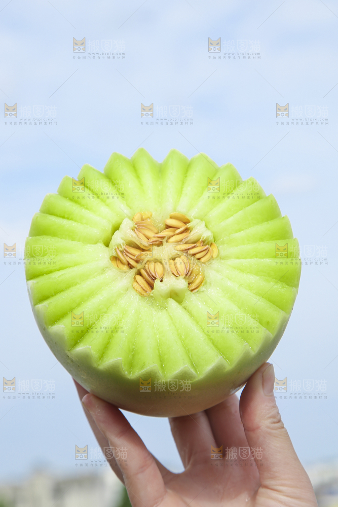 手里拿着玉菇香瓜