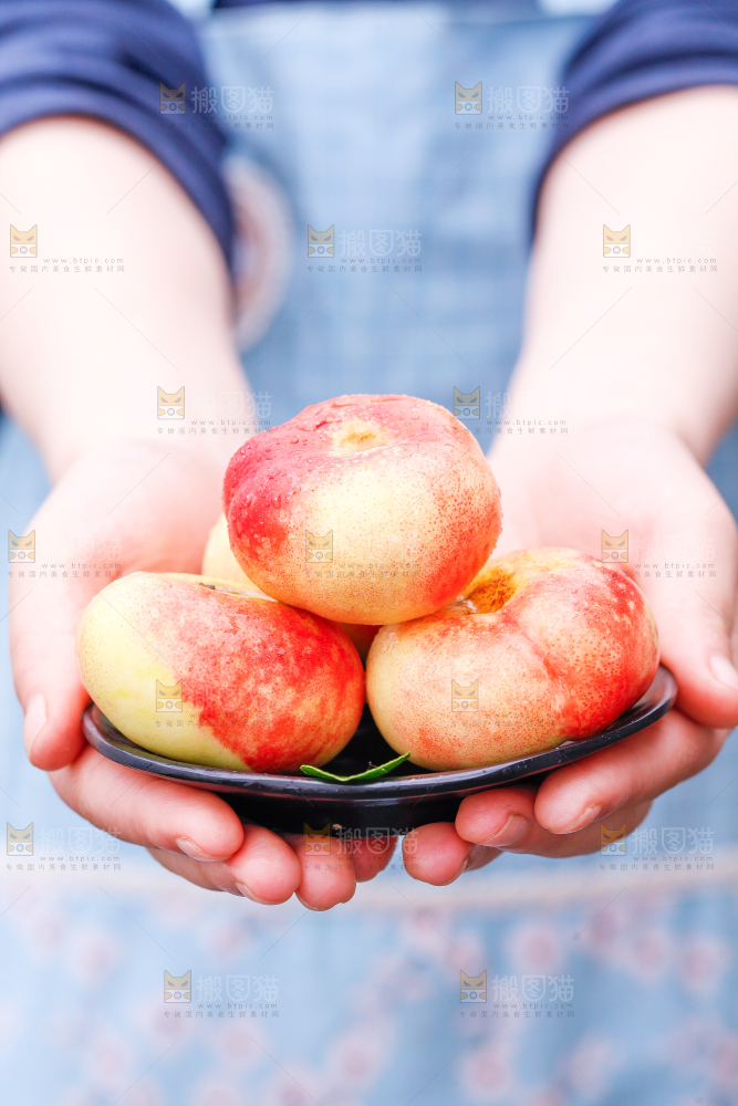 手里端着山东纽扣油蟠桃