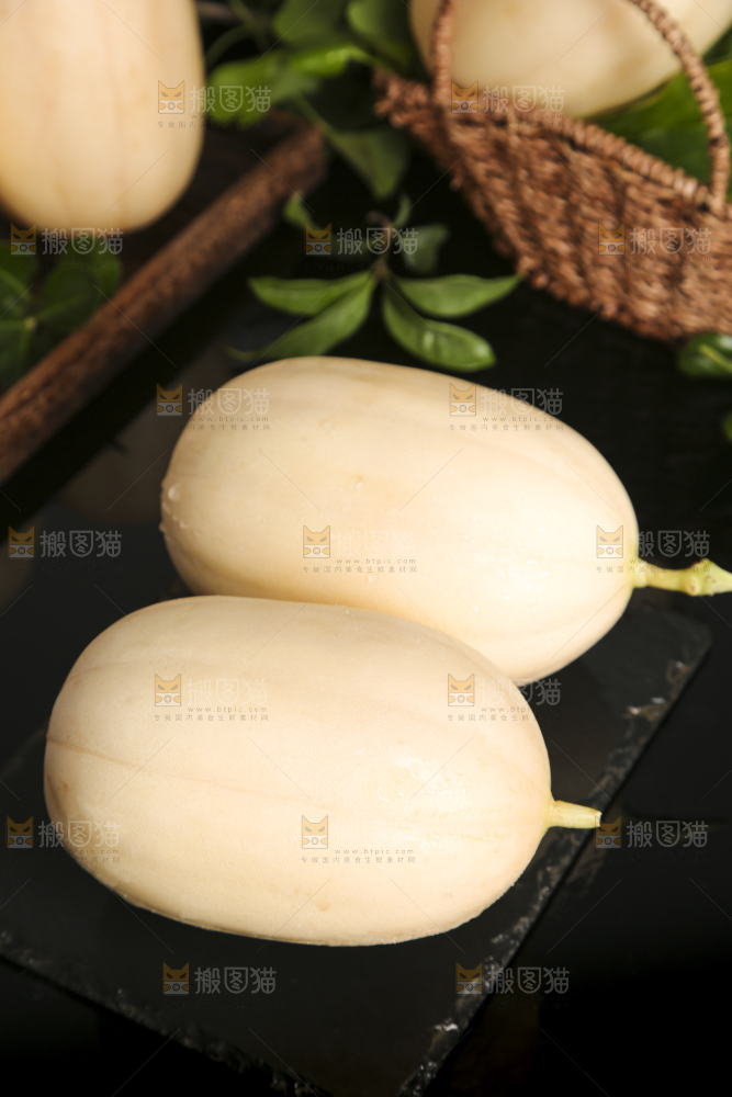 深底上摆放着东方蜜瓜