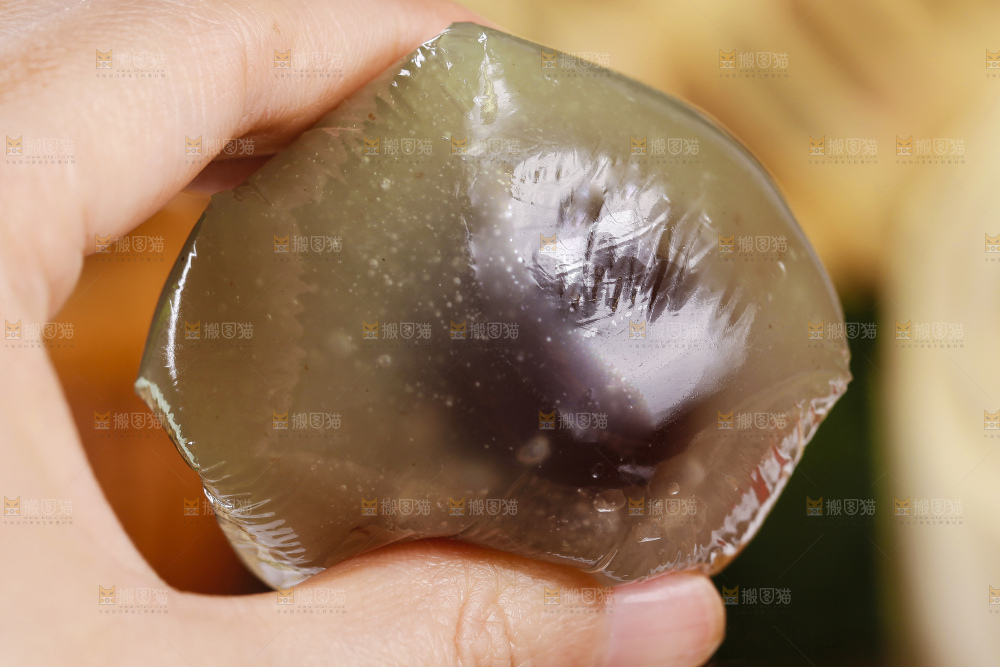 手里拿着彩色青团
