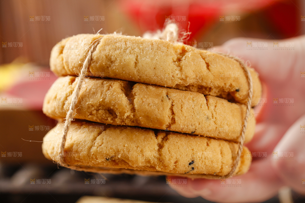 手里拿着桃酥饼