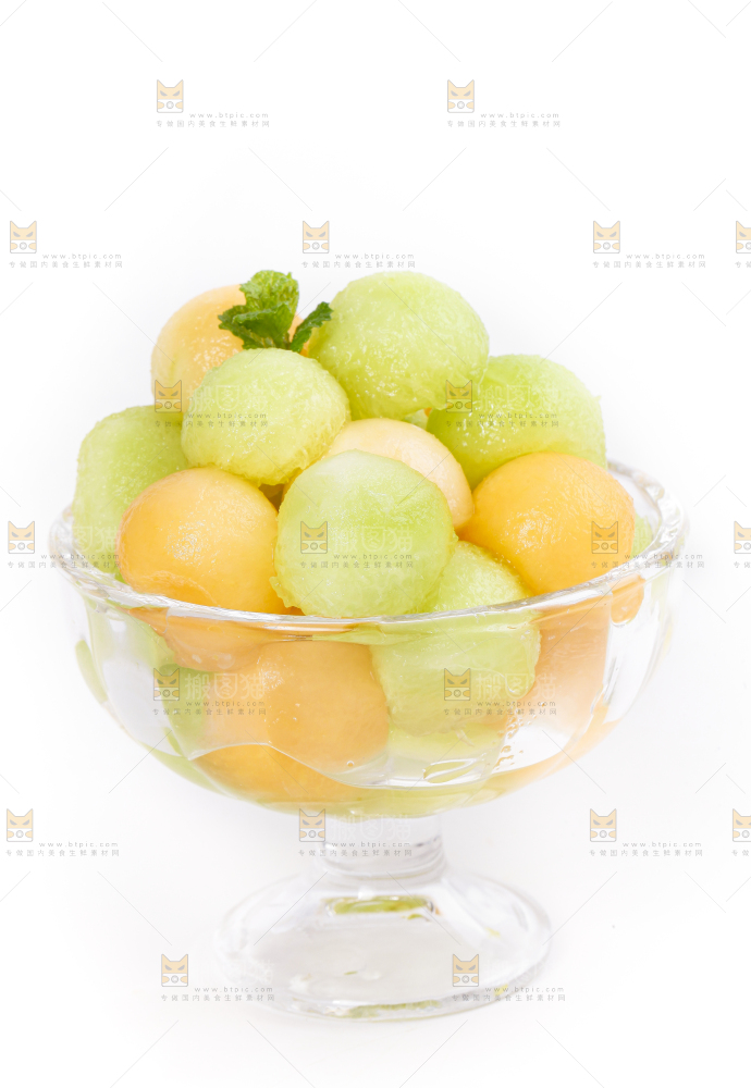 碟子里装着玉菇甜瓜