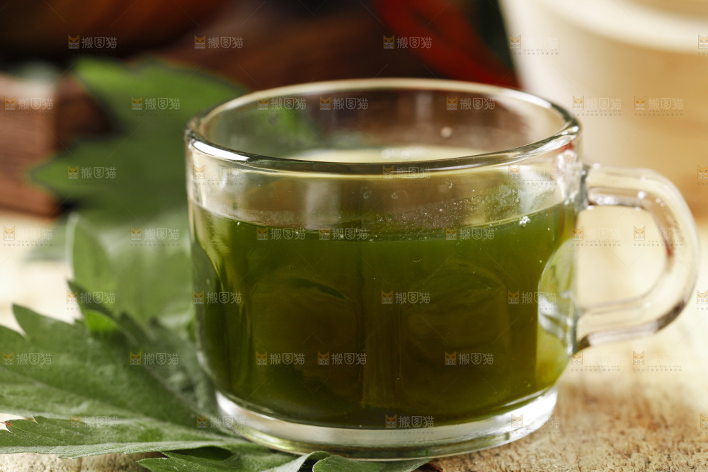 杯子里装着艾草榨的汁