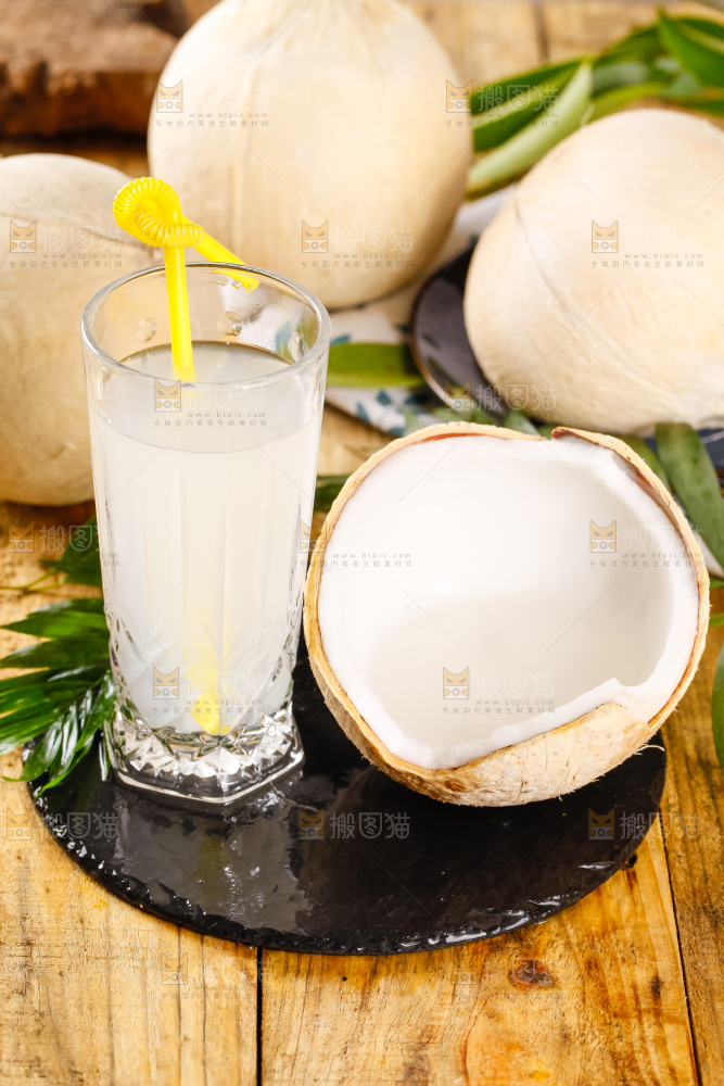 杯子里装着椰子的果汁