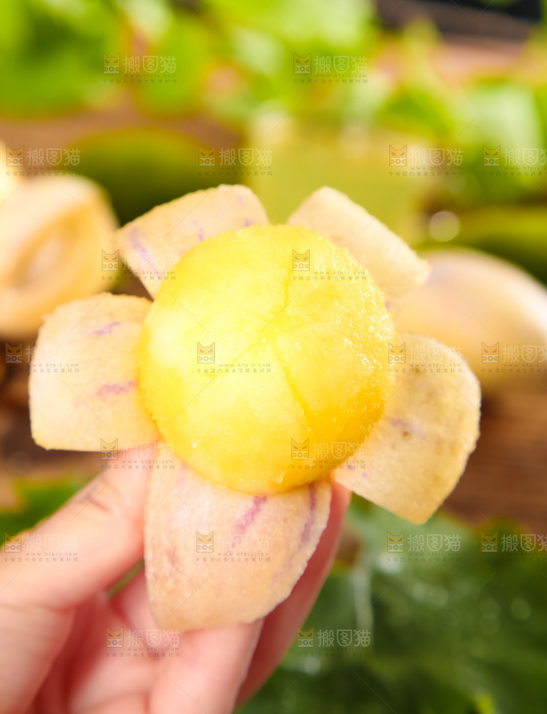 手里拿着黄心人参果