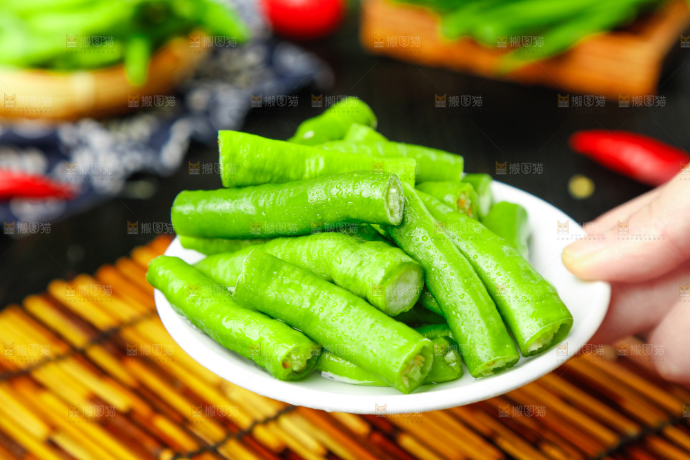 手里拿一盘新鲜杭椒