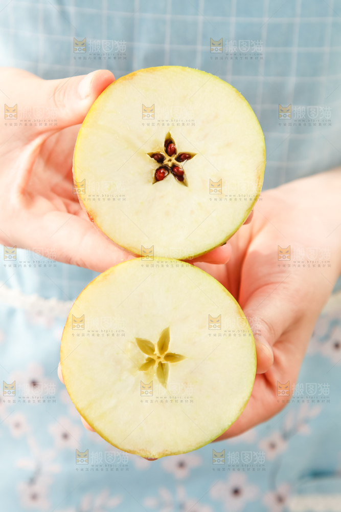 手里拿着苹果