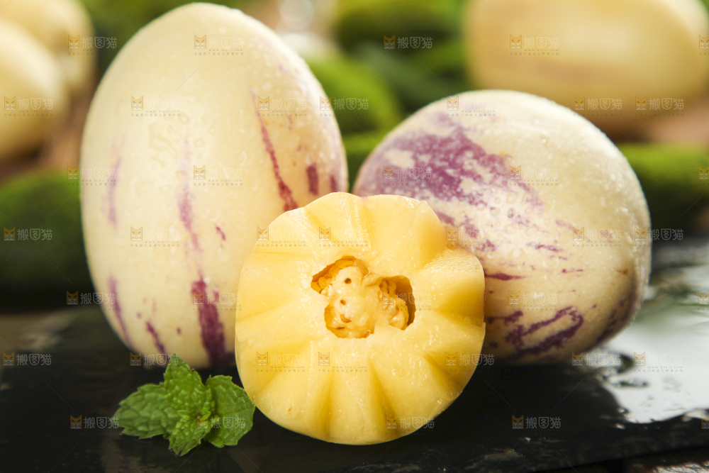 黑底上放着黄肉人参果