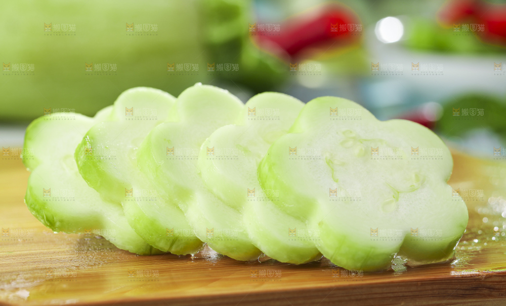 木板上摆放着新鲜西葫芦