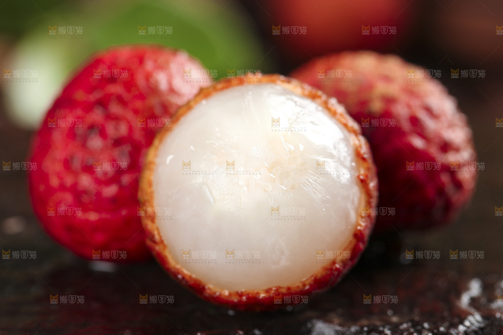 黑底上放着妃子笑荔枝