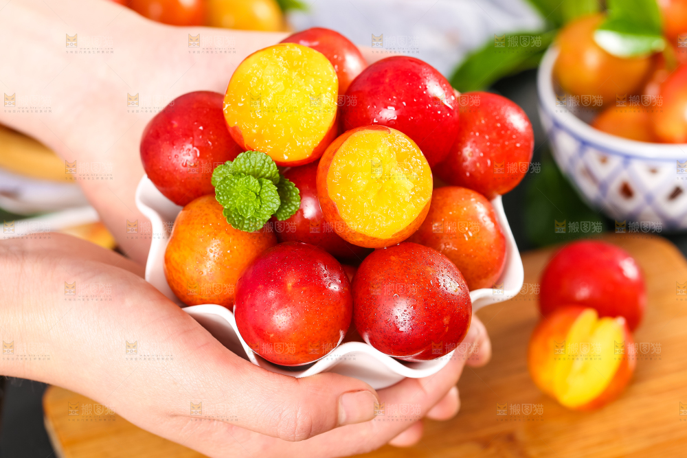 手里拿着脆李子