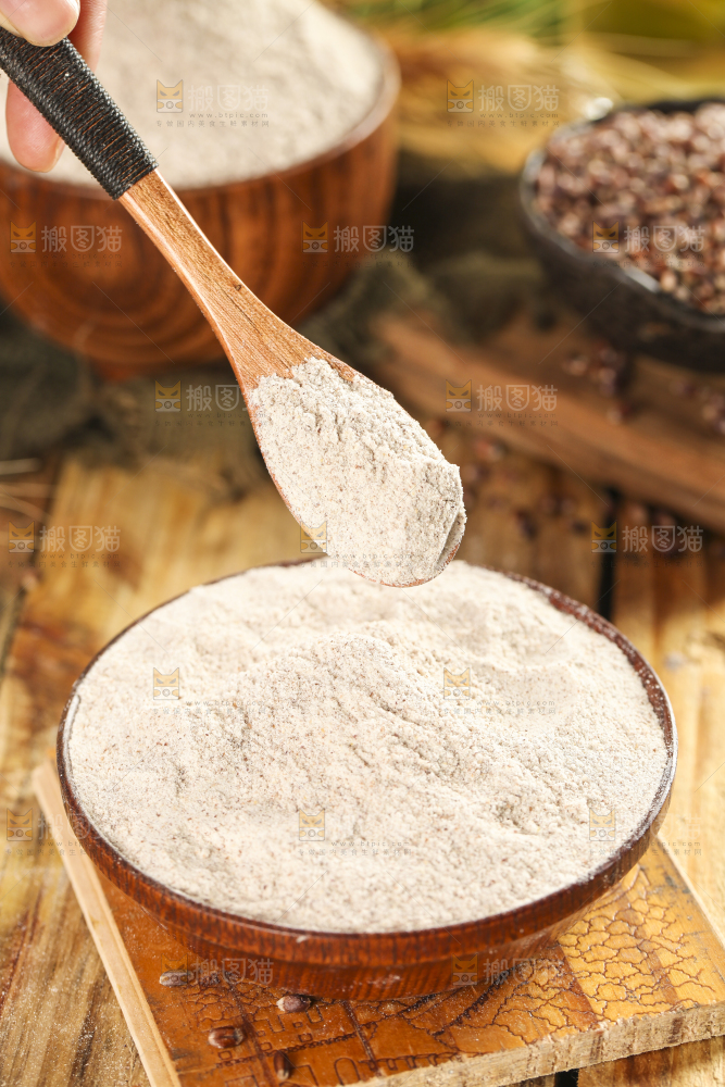 木盆里放着面粉