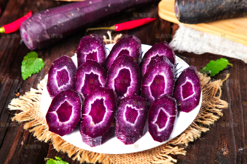 盘子里装着紫玉胡萝卜
