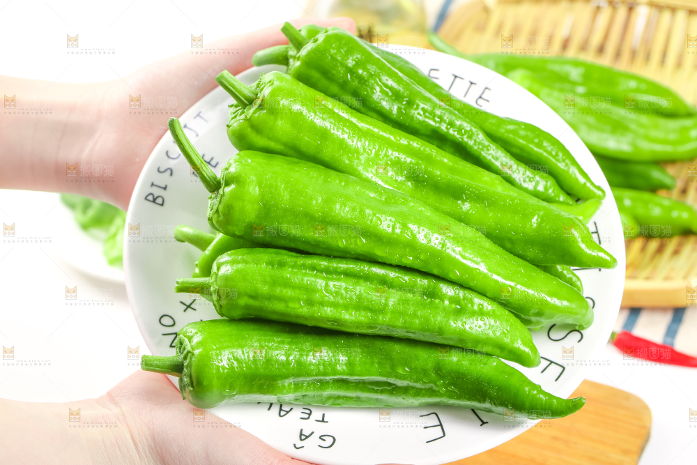 手里拿着青椒