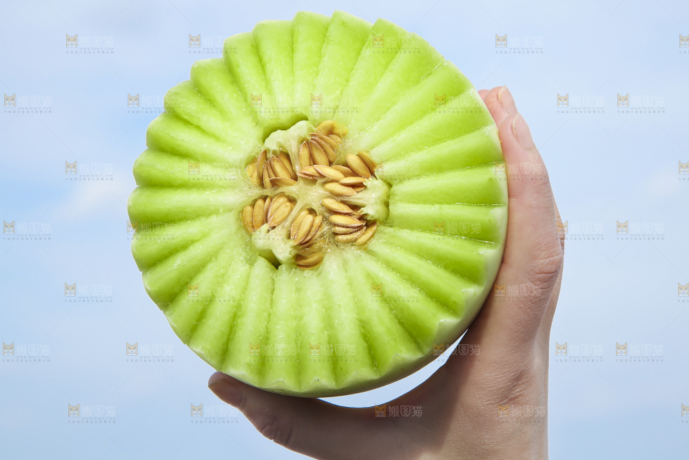 手里拿着玉菇香瓜