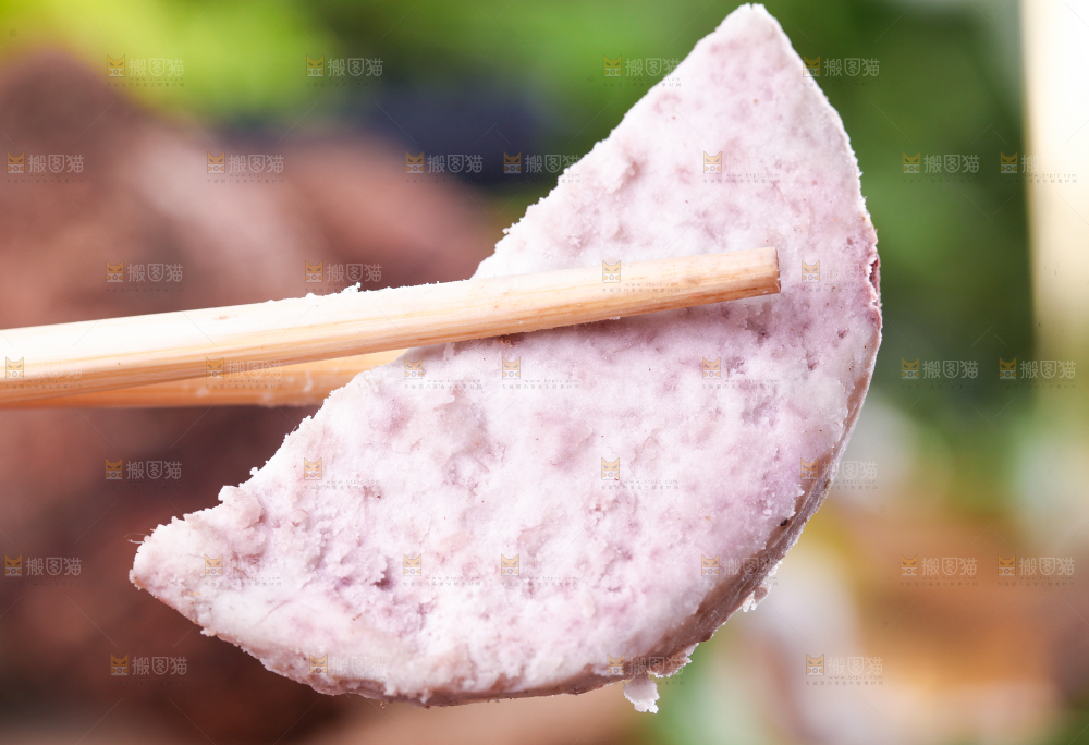 筷子夹着芋头