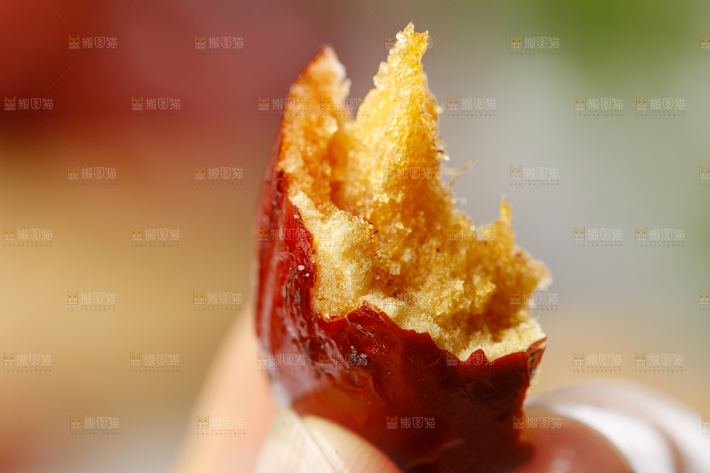 手里拿着香酥脆枣