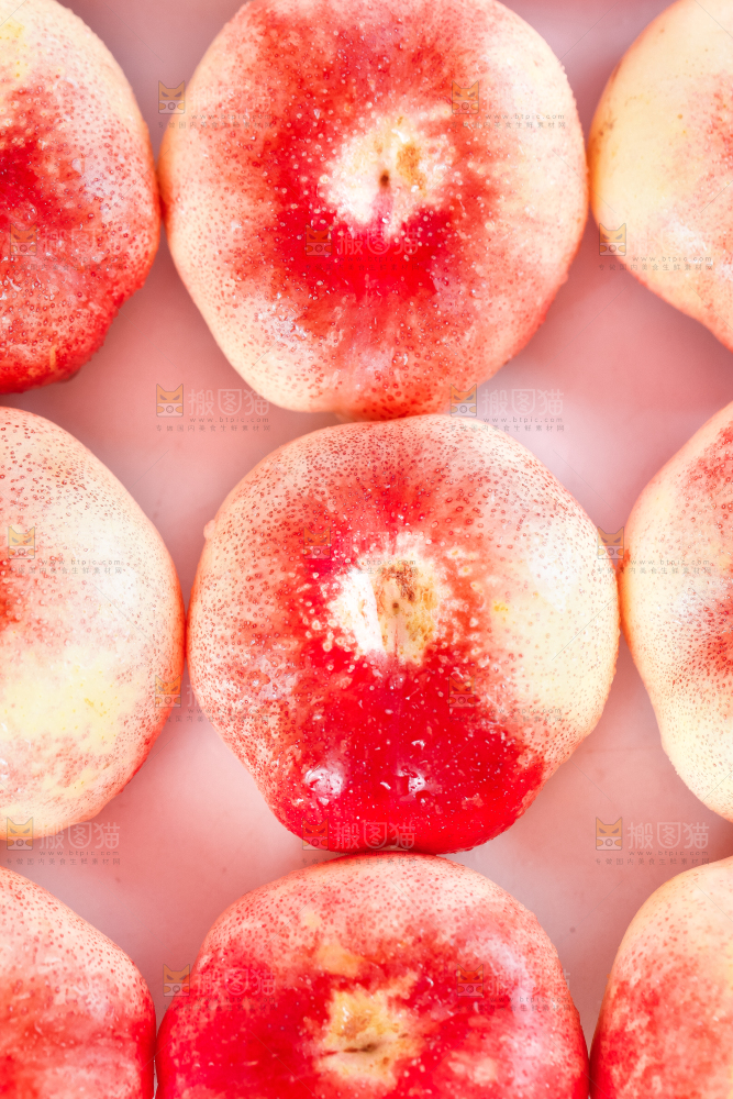 浅底上放着纽扣蟠桃