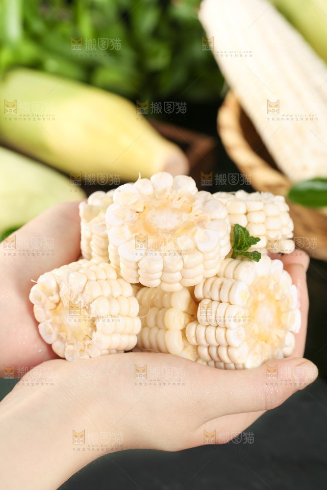 手里拿着甜玉米