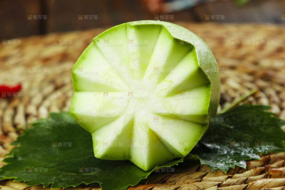 绿叶上放着西葫芦