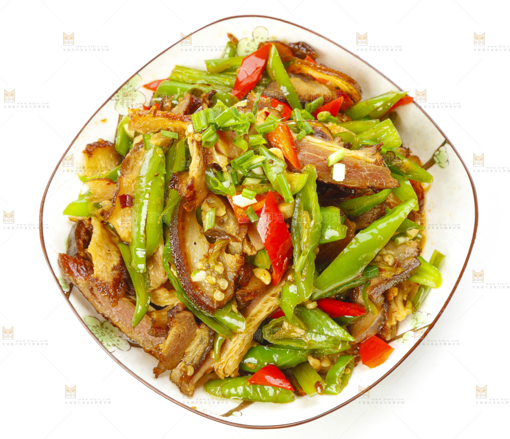 盘子里装着青椒炒肉