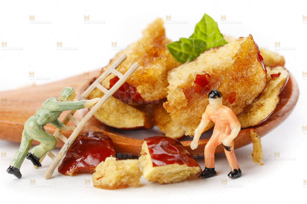 白底上摆放着香酥脆枣