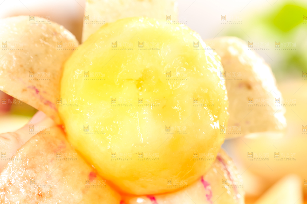 摆放着剥皮的人参果