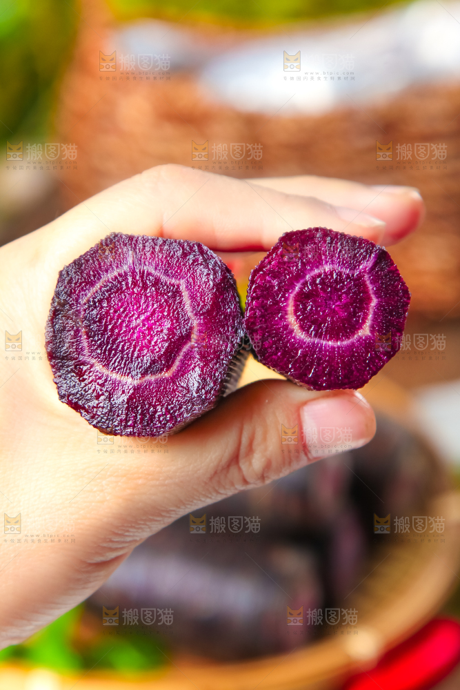 手里拿着紫玉萝