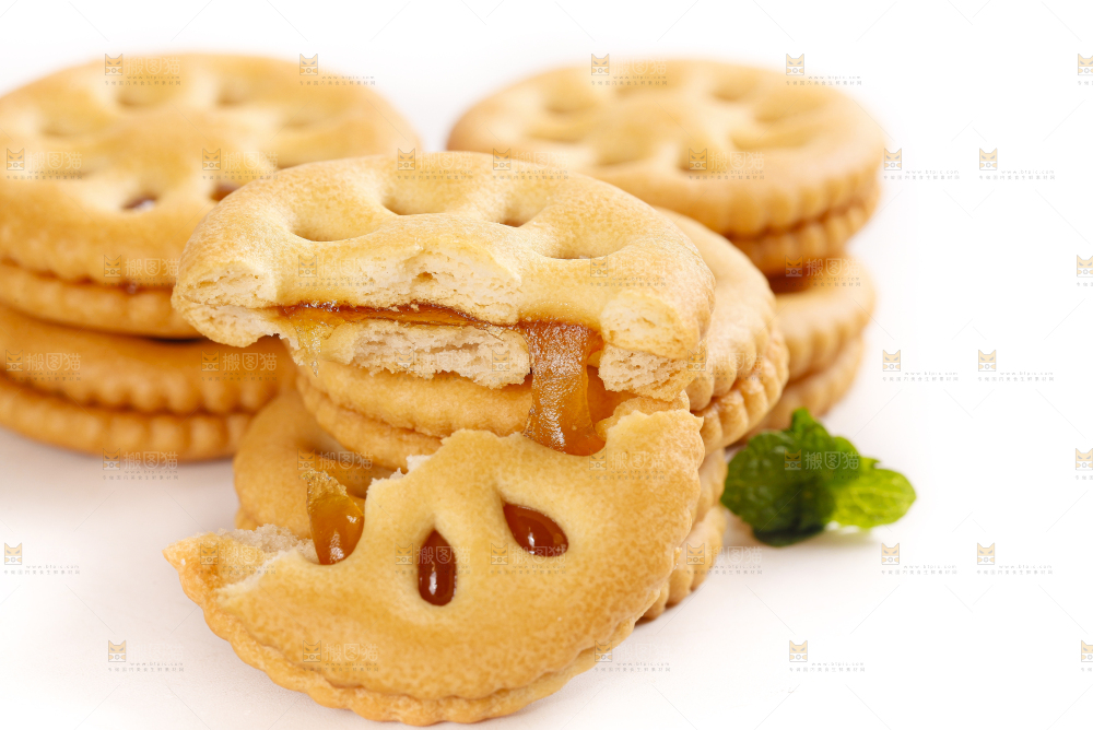 白底上摆放着夹心饼干