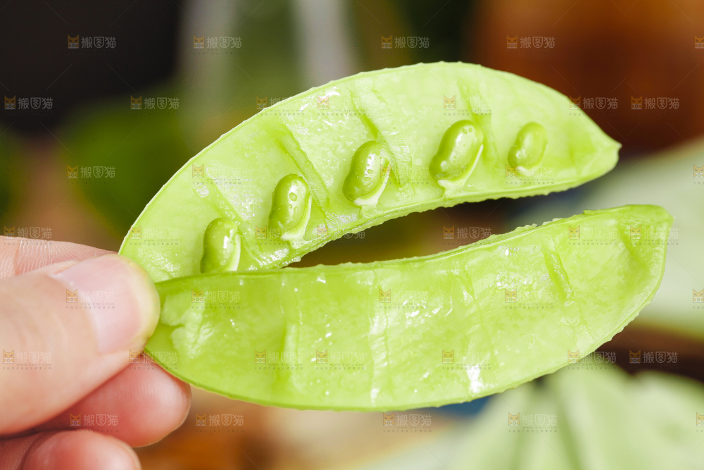 手里拿着扁豆