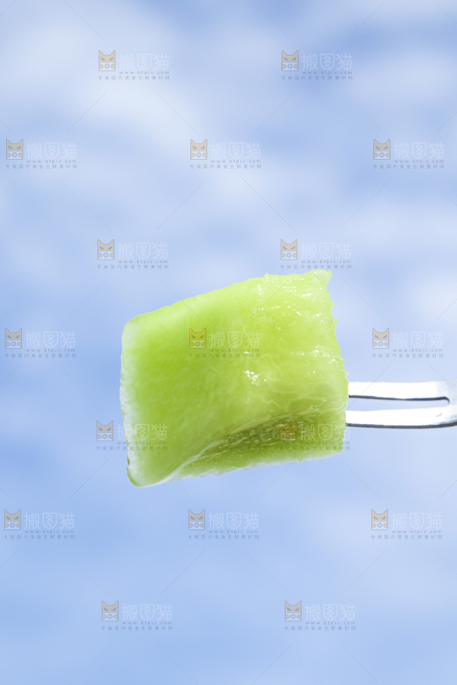 叉子叉着一块玉菇甜瓜