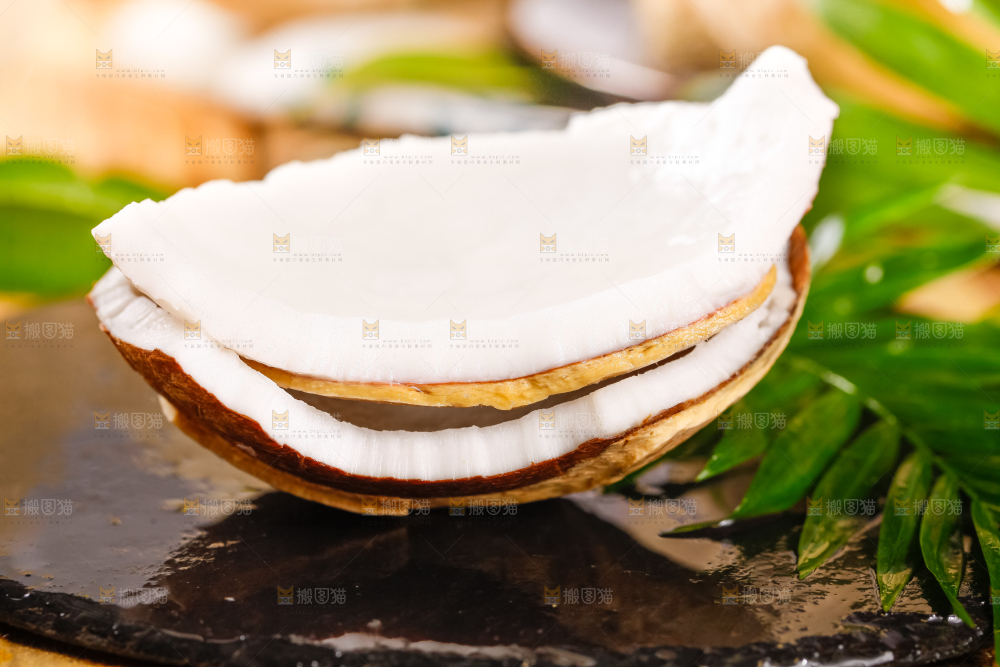 黑石板上放着椰子